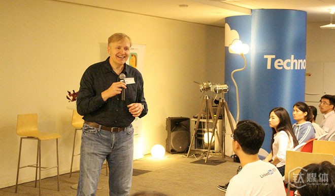 LinkedIn联合创始人Allen Blue：初创产品，买用户不如试试Growth Hacking